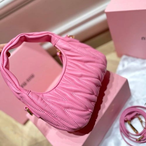 حقيبة ميو ميو بعدة ألوان