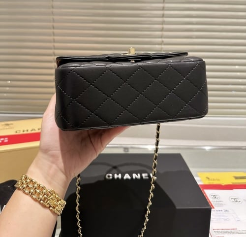 حقيبة شانيل بمقبض ذهبي| الوان متعدده