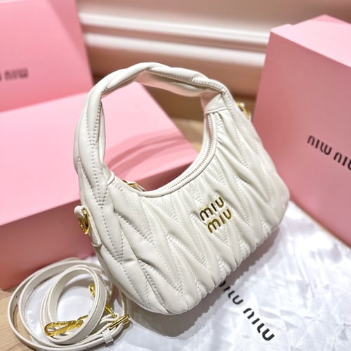 حقيبة ميو ميو بعدة ألوان