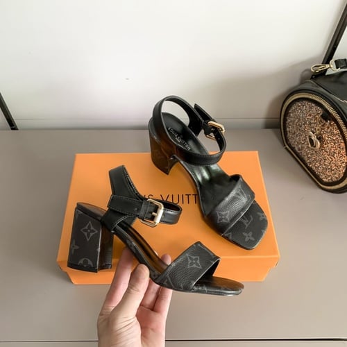 كعب LV لون الاسود و البني