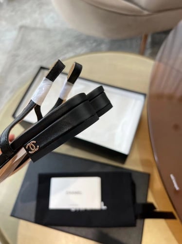 كعب شانيل اسود بارتفاعين