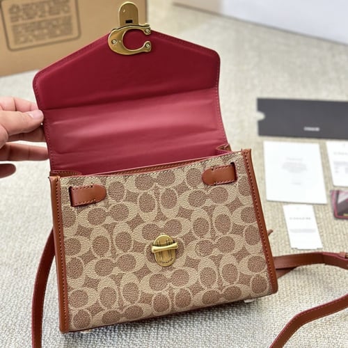 حقيبة كوتش بعده الوان