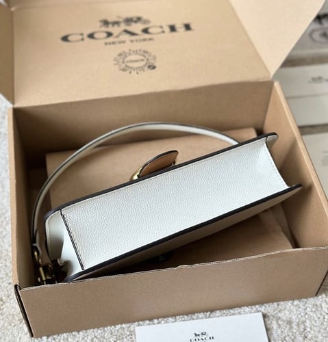 شنطه كوتش بيضاء/ تابي 26