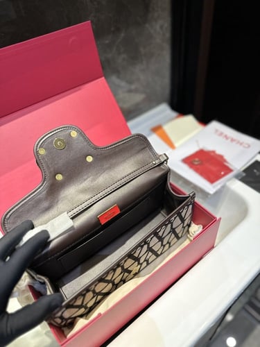 حقيبة فالنتينو كبيرة