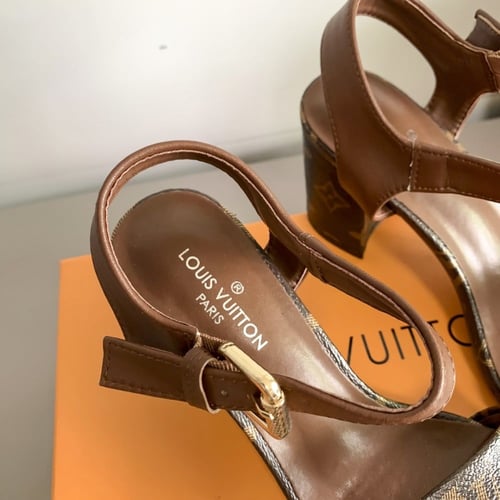 كعب LV لون الاسود و البني