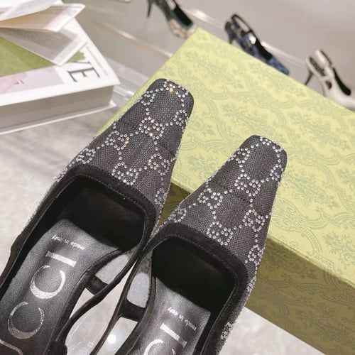 كعب غوتشي أسود