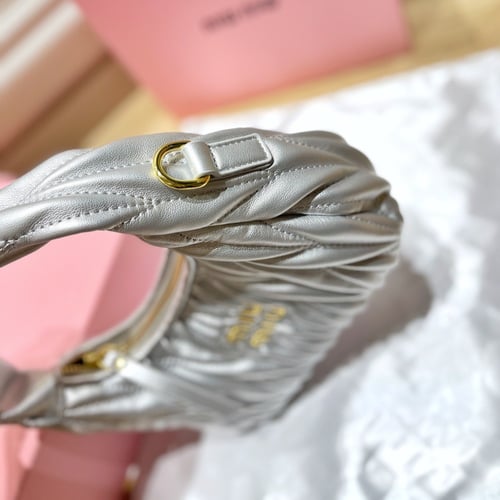 حقيبة ميو ميو بعدة ألوان