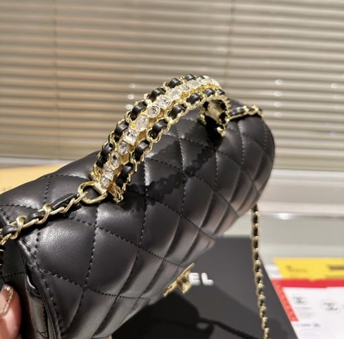 حقيبة شانيل بمقبض ذهبي| الوان متعدده