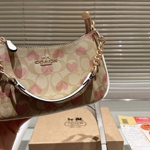 حقيبة كوتش | قلوب