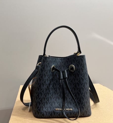 حقيبة مايكل كورس دلو | 4 الوان