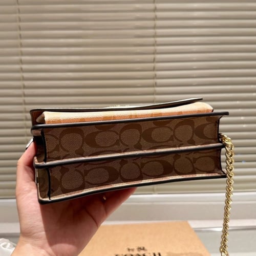 حقيبة كوتش صغيرة