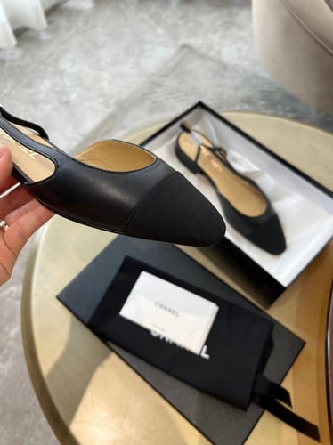 كعب شانيل اسود بارتفاعين