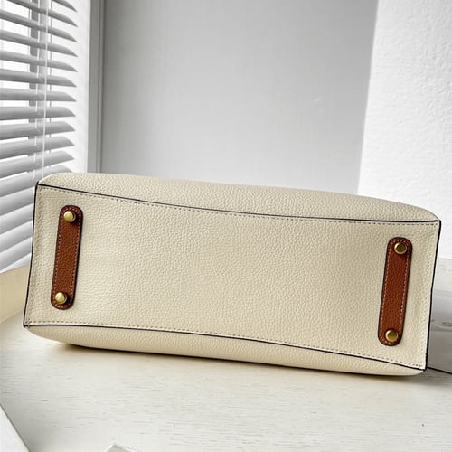 حقيبة كوتش كبيرة أبيض