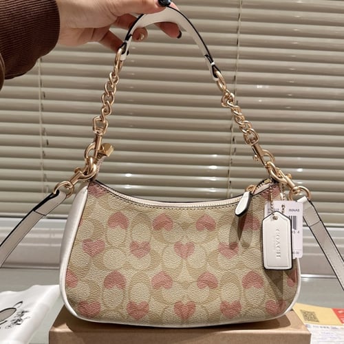 حقيبة كوتش | قلوب