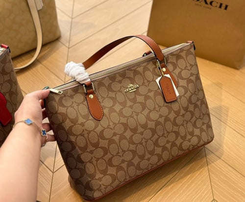 شنطه كوتش بعده الوان