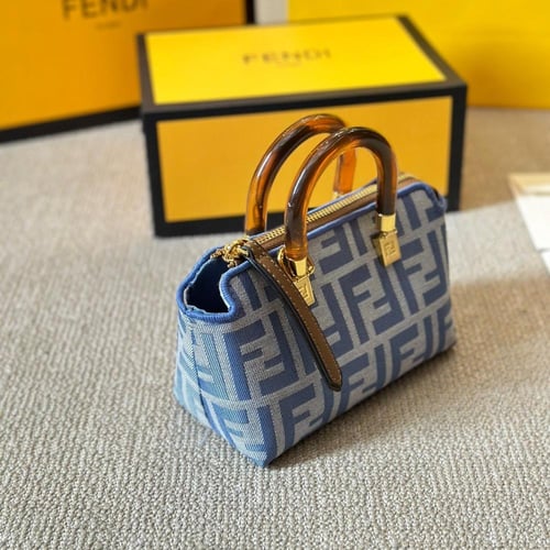 حقيبة فندي بعدة الوان