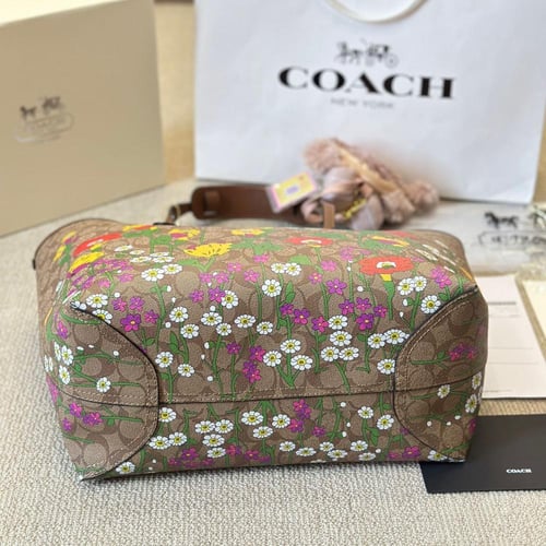 حقيبة كوتش بطابع زهور