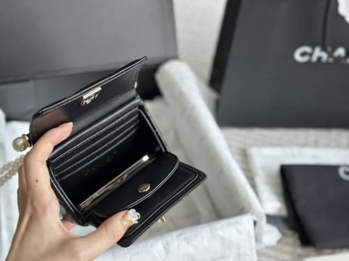 شنطة شانيل مثلث