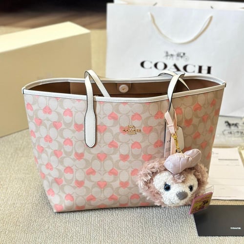 حقيبة كوتش بطابع قلوب