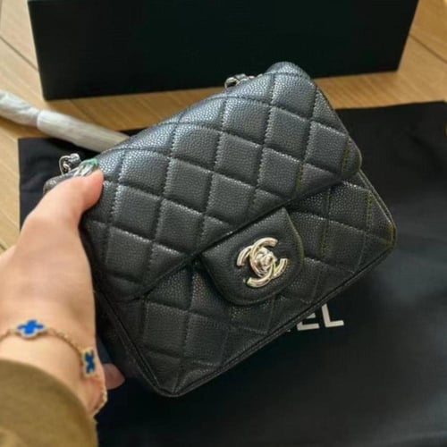 حقيبة شانيل سوداء صغيرة