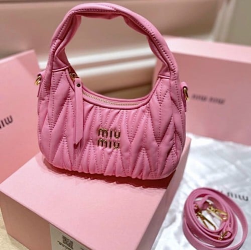 حقيبة ميو ميو بعدة ألوان