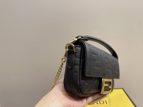 حقيبة فندي | الوان متعدده