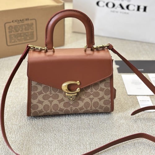 حقيبة كوتش بعده الوان