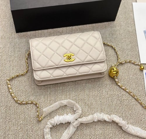 حقيبة شانيل هاردوير ذهبي