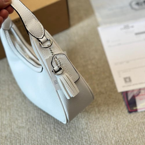 حقيبة كوتش باللون الابيض