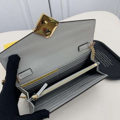 حقيبة فندي بعدة الوان