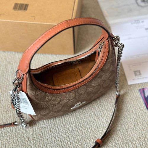 حقيبة كوتش باللون البني