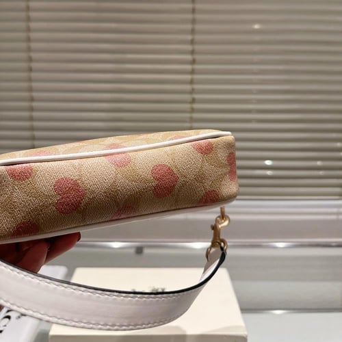 حقيبة كوتش بيج بقلوب