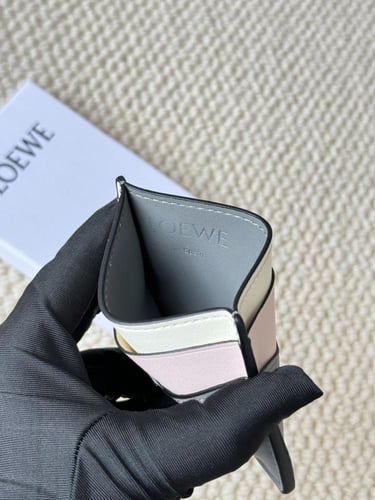 محفظة بطاقات من لويفي بعدة الوان