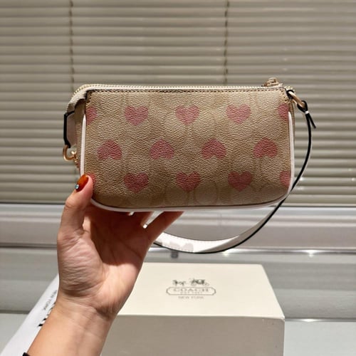 حقيبة كوتش بيج بقلوب