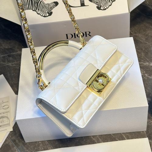 حقيبة ديور ابيض