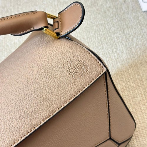 حقيبة لويفي بعده الوان