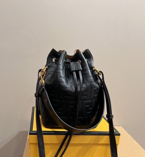 فندي حقيبة مون تريزور جلد