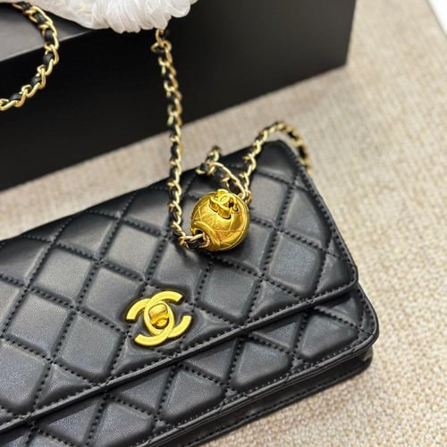 حقيبة شانيل هاردوير ذهبي