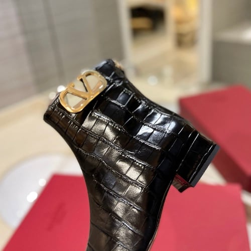 بوت ڤالنتينو اسود/ ابيض