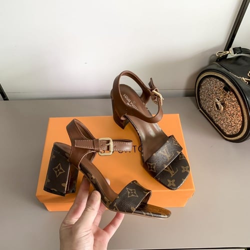 كعب LV لون الاسود و البني