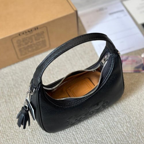 حقيبة كوتش باللون الاسود