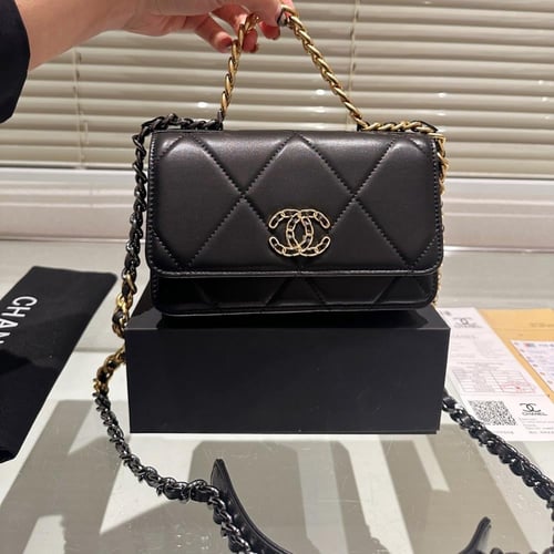 حقيبة شانيل كروس ذهبي