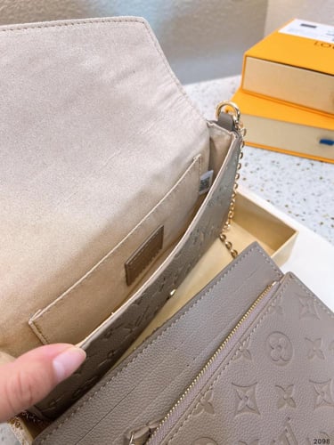 حقيبة كروس LV | عدة الوان