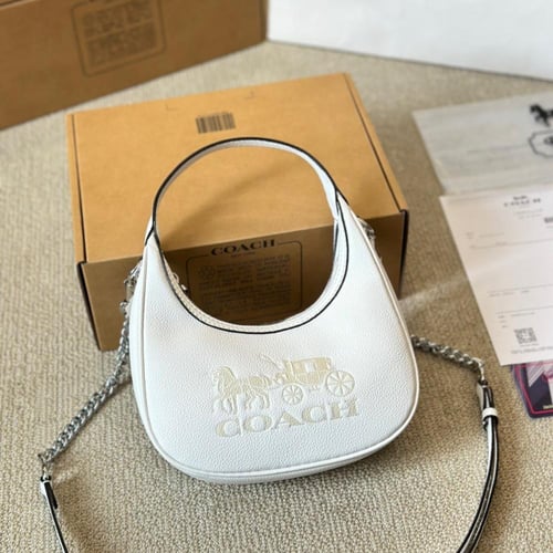 حقيبة كوتش باللون الابيض