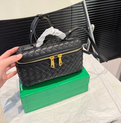 حقيبة بوتيغا بعدة الوان