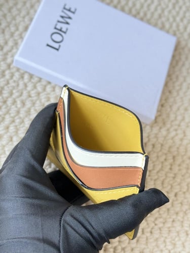 محفظة بطاقات من لويفي بعدة الوان