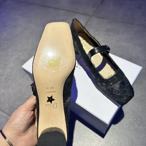 كعب ديور دانتيل اسود مغلق