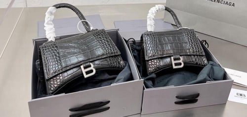 حقيبة Balenciaga عدة الوان