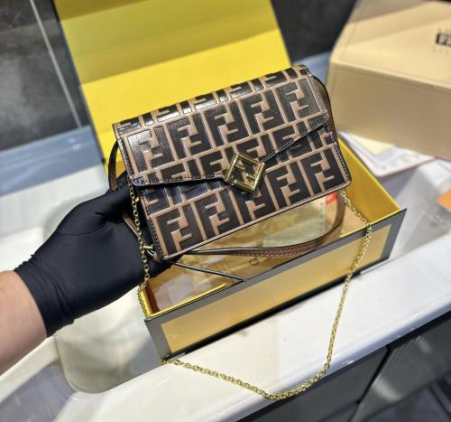 حقيبة fendi