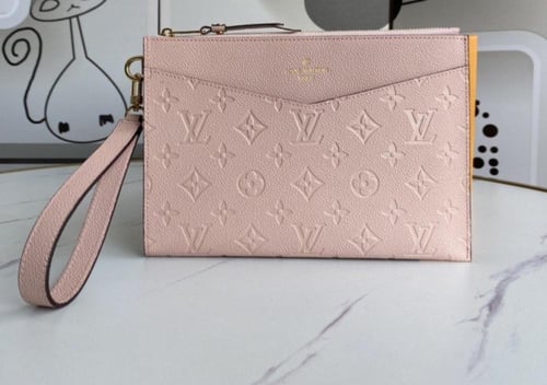 باوتش LV بعدة الوان